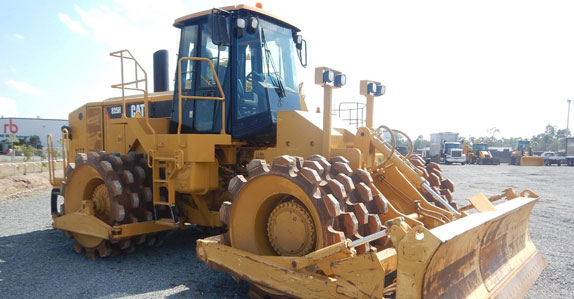 2011 Caterpillar 825H compactor sold in Brisbane by Ritchie Bros. 2011 Caterpillar 825H compactor sold in Brisbane by Ritchie Bros.